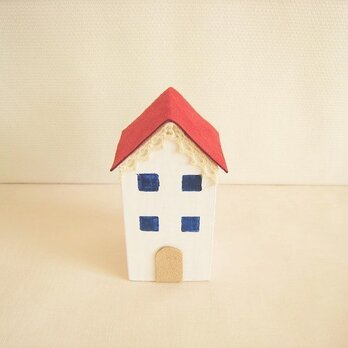 可愛い赤い屋根の小さいお家の置物の画像
