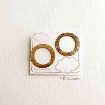 クスノキの木の まるピアス（チタンポスト）の画像
