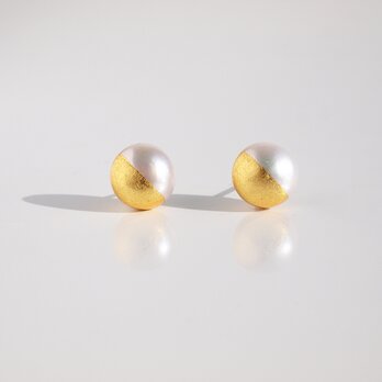 シンプル＋α 金箔パール[ピアス] ゴールド＆ホワイト 10mm　淡水パール一粒スタッドピアス　アレルギーフリーの画像