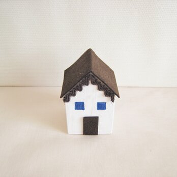 可愛いこげ茶色の屋根の小さいお家の置物（小）の画像