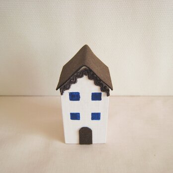 可愛い茶色い屋根の小さいお家の置物の画像