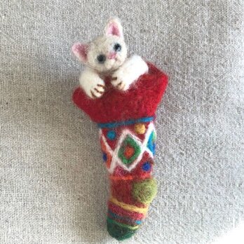 Kitten in Christmas Stockings B　形状安定羊毛フェルト　ブローチ＆ネックレスの画像