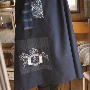 ウール混紡に型染めのハイネックワンピースの画像