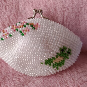 ビーズ編みがま口財布　花とカエル柄の画像