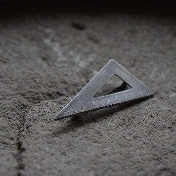 triangle broochの画像
