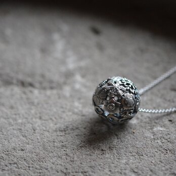 snow ball pendantの画像