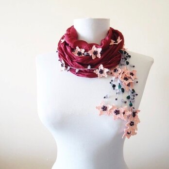 刺繍のお花付き　シルクスカーフのロングラリエット　ワインレッドの画像