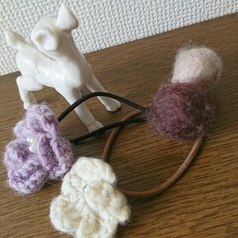 ふわふわお花のヘアゴム ベージュの画像