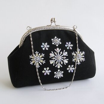 送料無料＊雪の結晶＊ビーズ刺繍のがま口バッグ（18i-1黒×シルバー口金）の画像