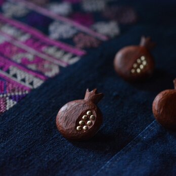 pomegranate pin broochの画像