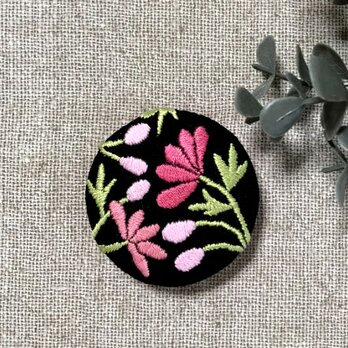 手刺繍ブローチ＊桃色の花（黒）の画像