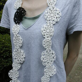 レース編みの首飾り