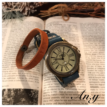 栃木レザーアンティーク腕時計ネイビーブルー&キャメルブルスレットの画像
