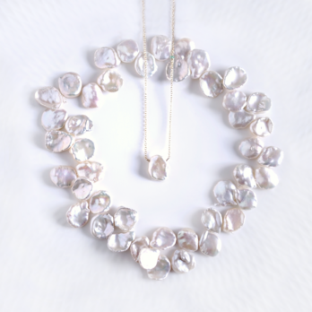 高品質の照り★花びら真珠とエメラルドの50cmネックレス　～Pavlaの画像