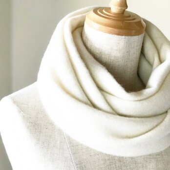 純カシミヤのふわふわスヌード　White