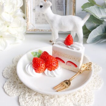 真っ赤な苺ショートケーキのアクセサリートレイ　スイーツデコ フェイクスイーツの画像