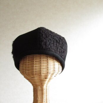 6枚はぎのベレー帽　黒のウール、ブークレーニット　［残り１点］