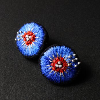 ＜Stella～遊び好きの星～＞刺繍イヤリング◎シャガールブルーの夜の画像