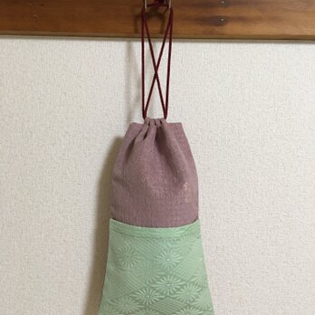薄紫の着物地に若草色のポケットが付いた巾着袋（合切袋）