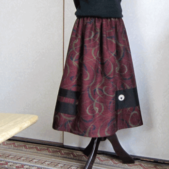 着物リメイク♪十日町紬と紋を入れた黒の羽織の高級スカート（裏地付き）の画像