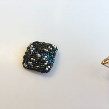 ビーズ刺繍のブローチ