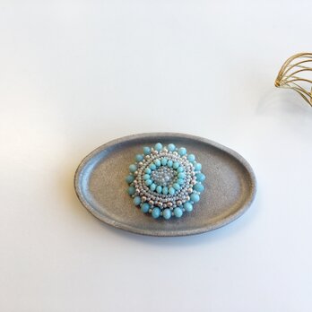 ビーズ刺繍のブローチ