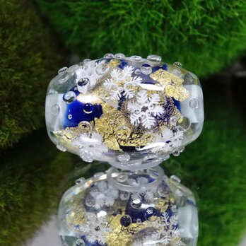 雪の結晶のとんぼ玉（ガラス玉）金箔入りの画像