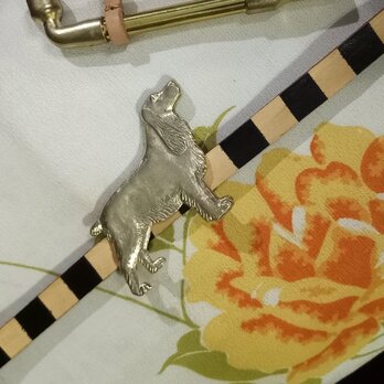 真鍮ブラス製 ゴールデン風犬型大き目帯留め　着物や浴衣の帯締めの飾り・ブレスやチョーカー飾りにの画像