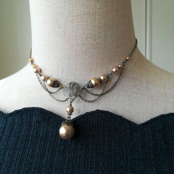 シャンパン色パールのレースデザインチェーンネックレス