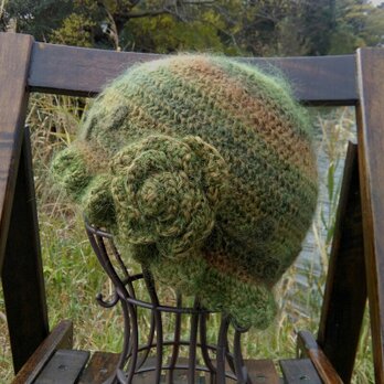 モスグリーンの段染め毛糸の帽子の画像