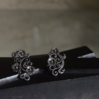 arabesque and flowers earringsの画像