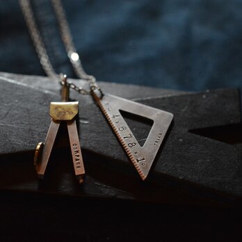 compass and triangle pendantの画像