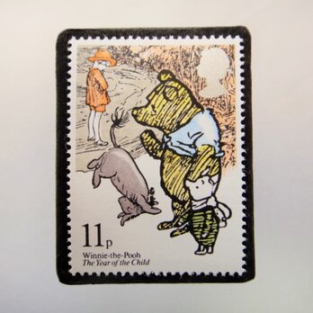 イギリス　童話【くまのぷーさん】切手ブローチ4546の画像