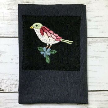 手刺繍ブックカバー＊小鳥の画像