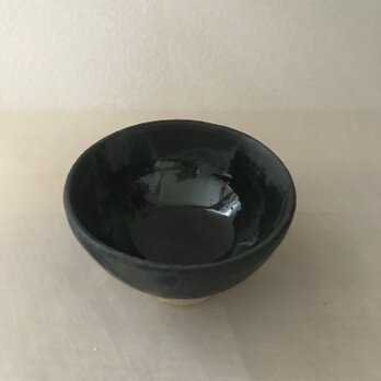 黒マットに織部釉の小鉢の画像