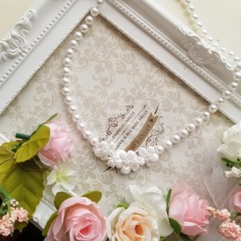 白いお花のネックレスの画像