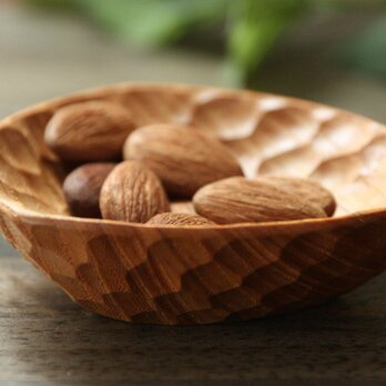 手彫りの豆皿  三角