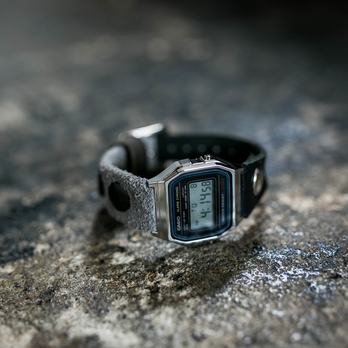 ベロアとヌメ革の2TONE腕時計 / ヴィンテージブラックの画像