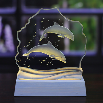 イルカのLED照明付き小さなエッチングガラス パネルオブジェの画像