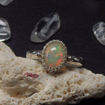 ～揺らめくプレイオブカラー！～　エチオピアオパールの飾り枠リング　12号
