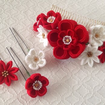 〈つまみ細工〉花のUピン付き梅と小菊のコーム(大・赤と白)の画像