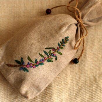 リネンにハーブの刺繍のサシェ〈ローズマリー〉の画像