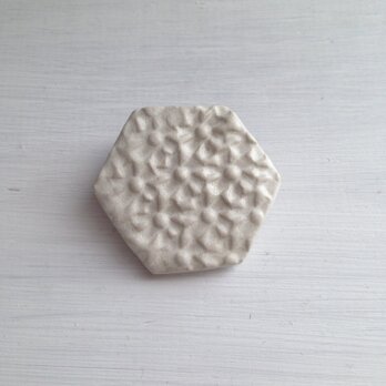 ブローチ(六角小花)白マット