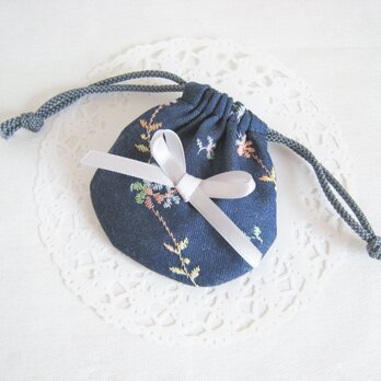 かわいい花柄刺繡デニムのミニ巾着袋（紺）の画像