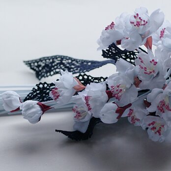 グレーの桜のコサージE10の画像