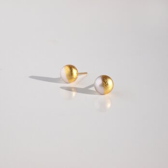 シンプル＋α 金箔パール[ピアス] ゴールド＆ホワイト 6mm　淡水パール一粒スタッドピアス　アレルギーフリーの画像