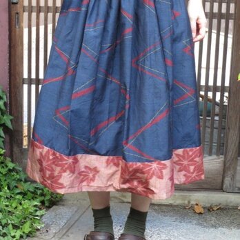 紬着物リメイクスカート☆モダンな紺地裾にオレンジと紅葉♪76㎝丈の画像
