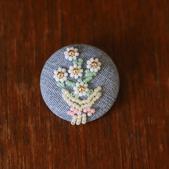 花束ブローチ（クルミボタン＋ビーズ刺繍）の画像