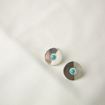 Half matt finished round earrings Sterling silver with turquoiseの画像