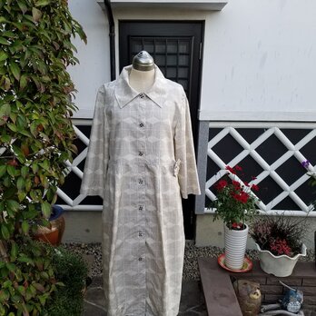 着物リメイク　手作り　白大島　コートドレス　コサージュ付きの画像
